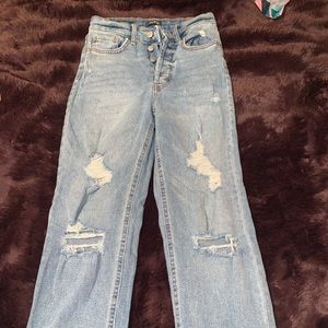 Mom/Straight leg Ripped Jeans